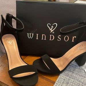 Windsor smooth & sleek black 4”heels size 5 1/2  NWT